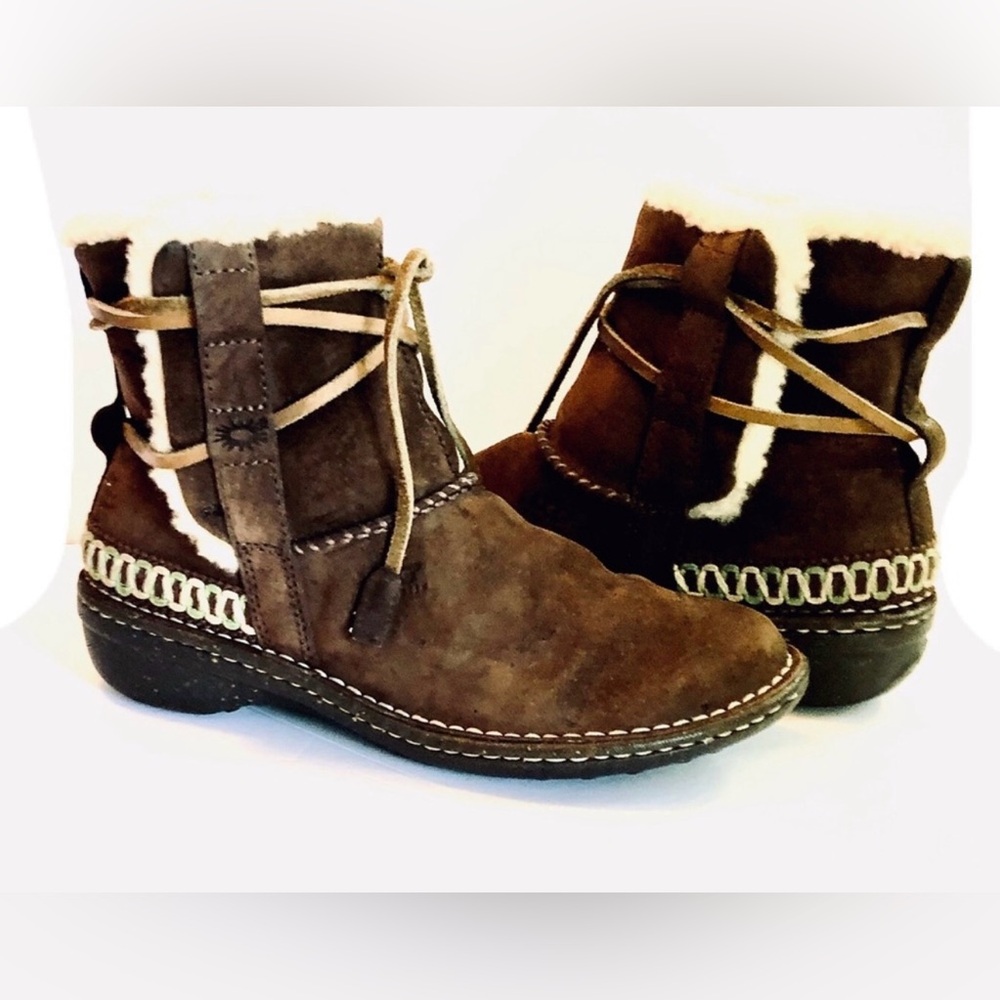 UGG Cove Ankle Boots Size 8 w/ authentic Shearling Lining🩵